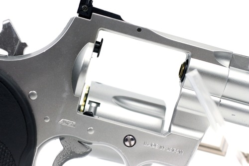 シリンダー後部をバルブが押し込む