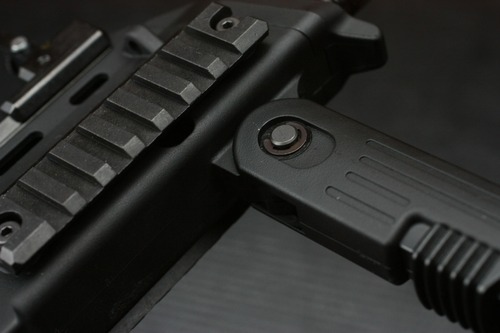 剛性不足で簡単にぐらつく