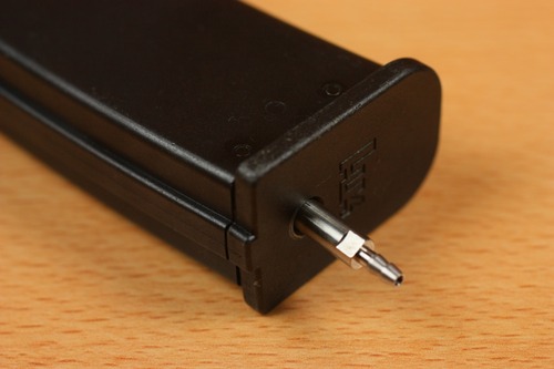 バルブをマガジンにねじ込む