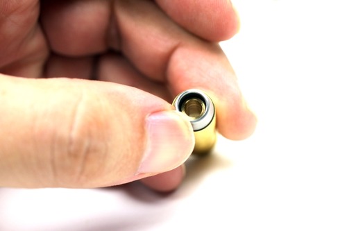 内部のパイプがBB弾を押し出す構造