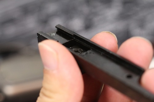 ダストカバー用の溝にフィットする構造