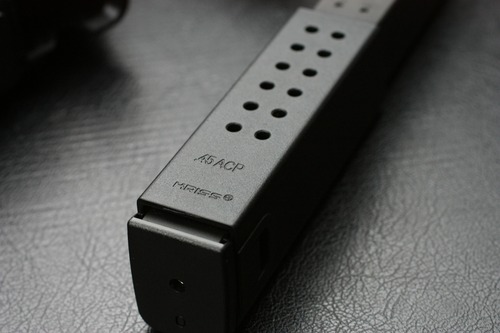 マガジン下部は樹脂のカバーがある