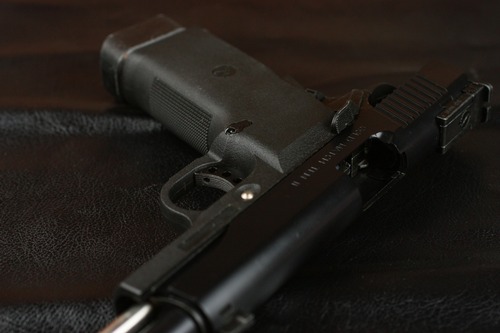 薄いスライドがチープな雰囲気を出している