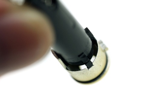 ロケットのような形状をした部品