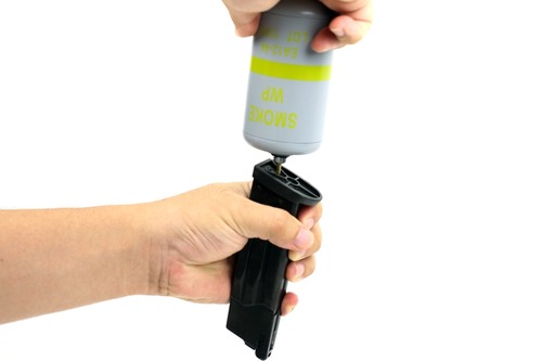 マガジンにガスをチャージ