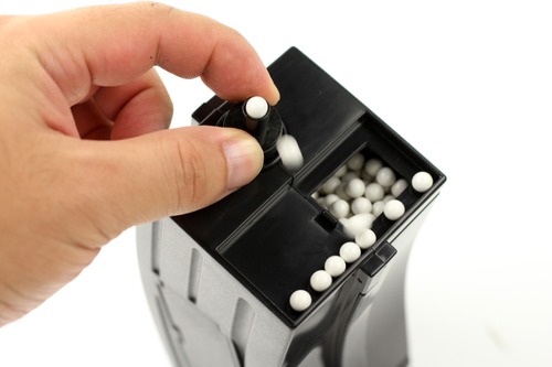 勢いよくBB弾が出てくる