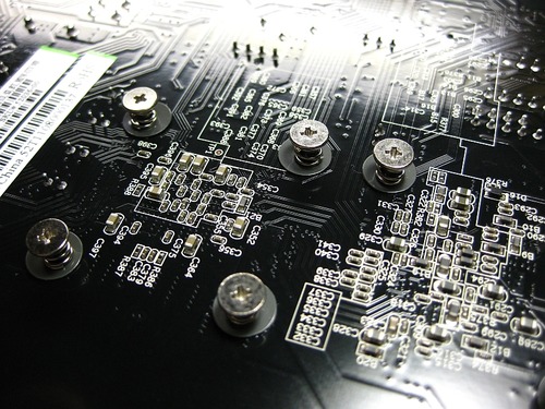 裏側のクーラーをとめるネジが結構飛び出てる