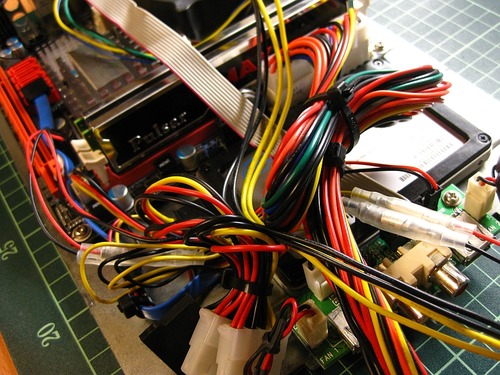 ケーブルを結束バンドで縛って終了