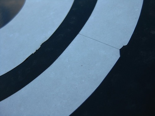 剥がれかけのステッカー