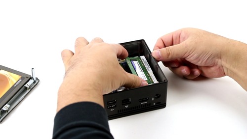 メモリを差込み