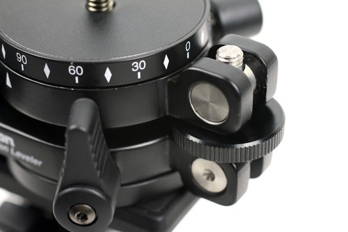 水準器を見ながら水平に