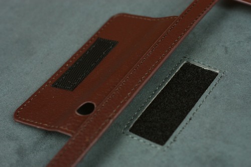 Nexus7の固定はマジックテープ付のストッパー