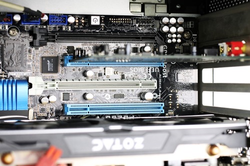 空いているPCI Express x16スロット