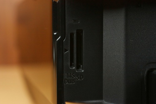 SDカード、メモリースティックDuo差し込み口