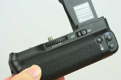 取付は三脚用のネジを使用