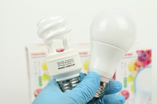 電球40Wクラスの電球型蛍光灯と比較