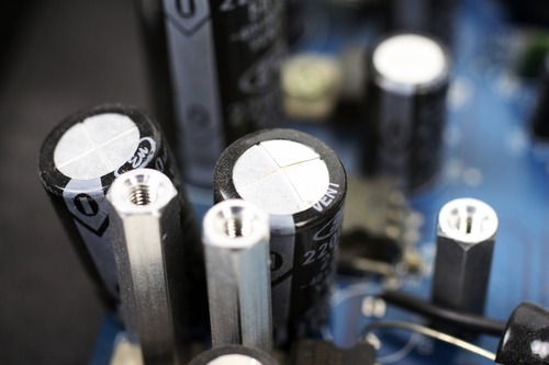 コンデンサーの頭頂部が膨らんでいる