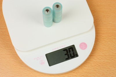電池アダプターで単4電池を使用した場合は30g