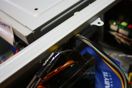 補強アームにビデオカードの電源ケーブルが干渉