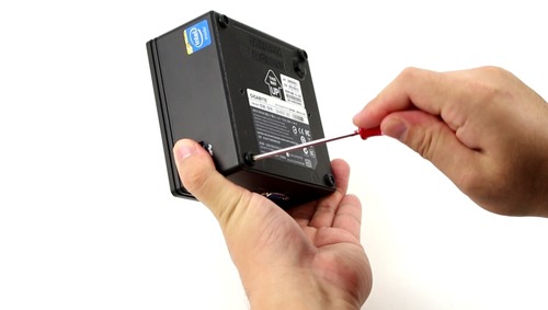 裏ブタのネジを外し