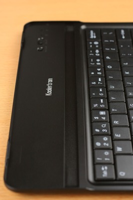 溝に立てかけることでノートPCのように
