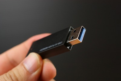 青のコネクタがUSB3.0の証