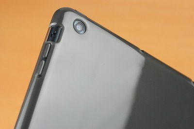 コネクタ類やカメラ用の穴など設置位置はバッチリ