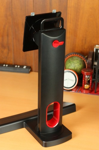 紅いパーツが引き締める