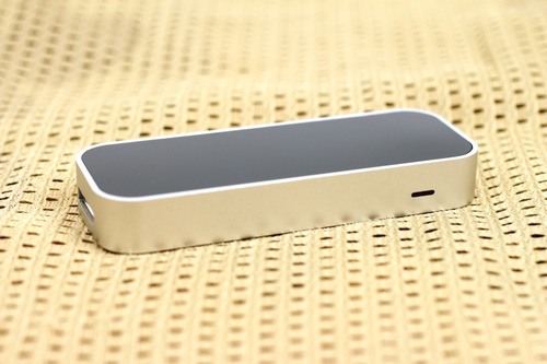 横前面の右側に電源ステータスランプ