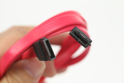 eSATAとSATAコネクタは形状が違うだけ