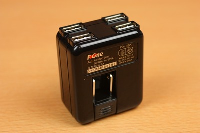 出力側は5V2AなのでiPadやNexus7も同時に充電可能