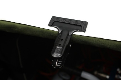 背景紙の端を机と一緒に挟み込む