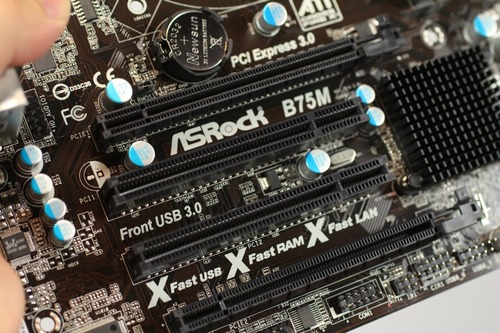 PCI-E x16スロットが2つ