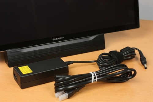 軽さを求めるため電源はACアダプター