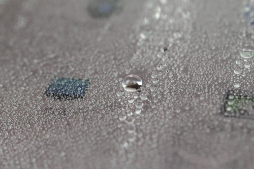 水滴に静電容量式のセンサーが反応