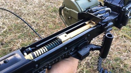 近すぎて音が割れ気味