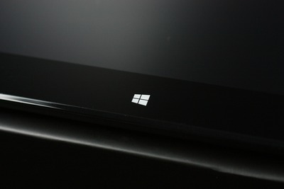 なんとホームボタンが搭載されている