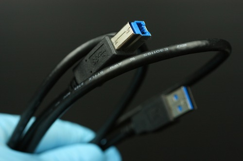 相変わらず太くて取り回しが悪いケーブル