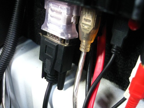 コネクタが車体に接触