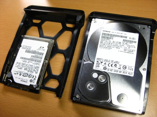 DS212トレイにHDD装着