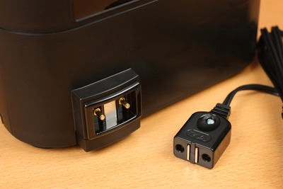 コードはマグネット脱着式なので引っかけても安心