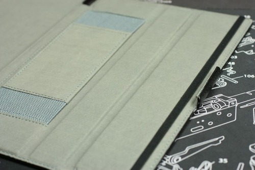 使用時にカバーを固定するゴムバンド