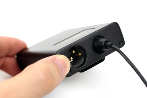 マイクへと繋がるケーブル