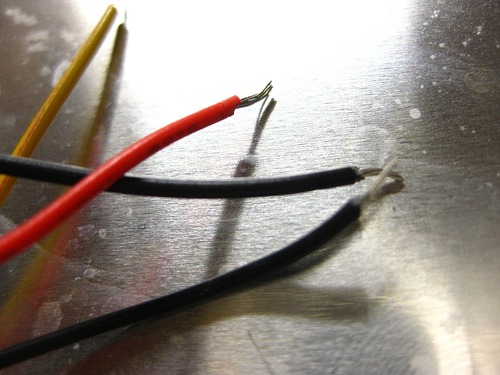 まずはケーブルを剥ぎます