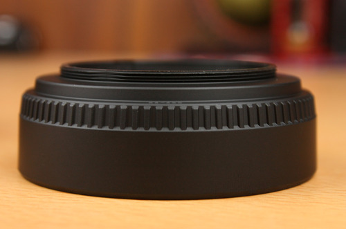 レンズフードはフィルターネジに取り付けるタイプ