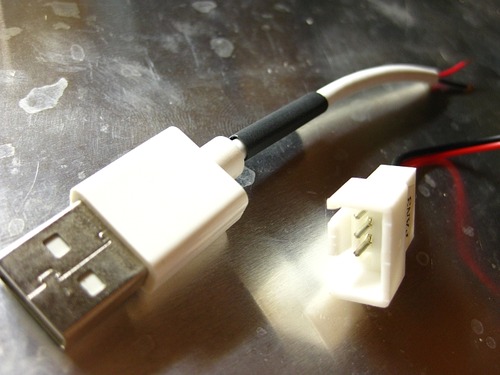 USBケーブルとケースファン