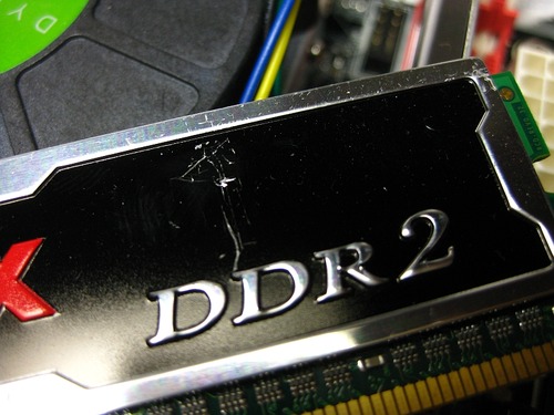 衝撃の強さを物語る傷跡