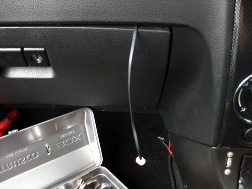 グローブボックスからケーブルが伸びる