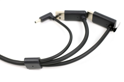 途中でケーブルが一本にまとまっている