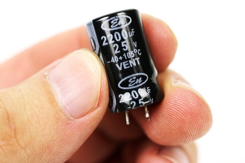 25V 2200μF 105℃の電解コンデンサー